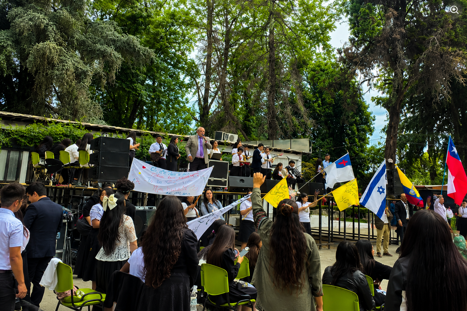 Comunidad de Iglesia Salvos en Cristo participando en una actividad